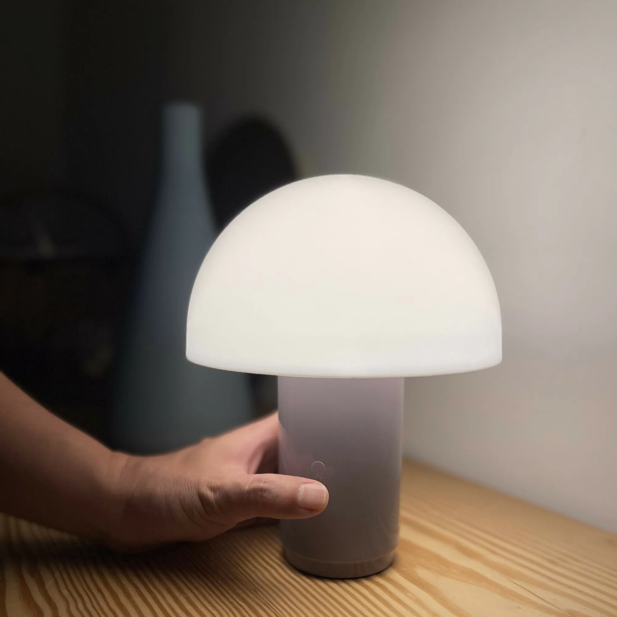 Qivation GLITTER 光觸媒智能可攜式LED檯燈 (全彩光) - Qivation